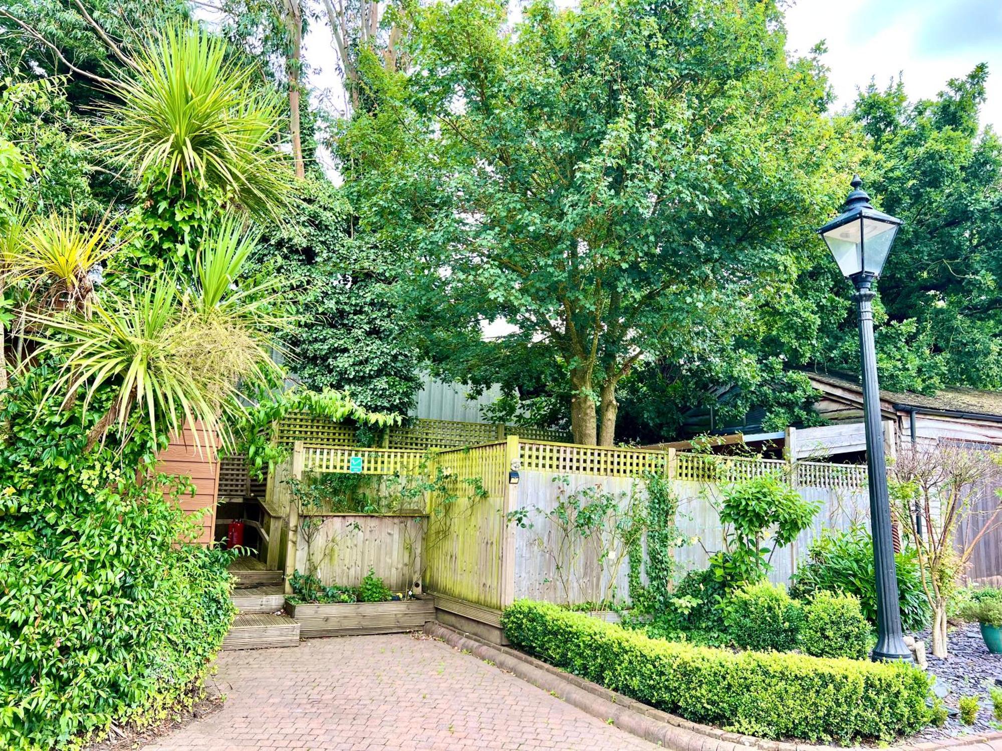 Amber Lodge Hickstead-A バージェス・ヒル エクステリア 写真